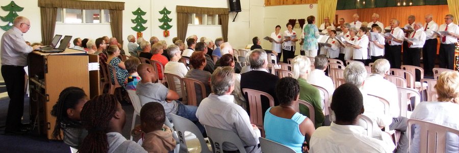 ‘n Oomblik van gewyde stilte in Gansbaai Family Church terwyl daar na die NG Kerkkoor geluister word